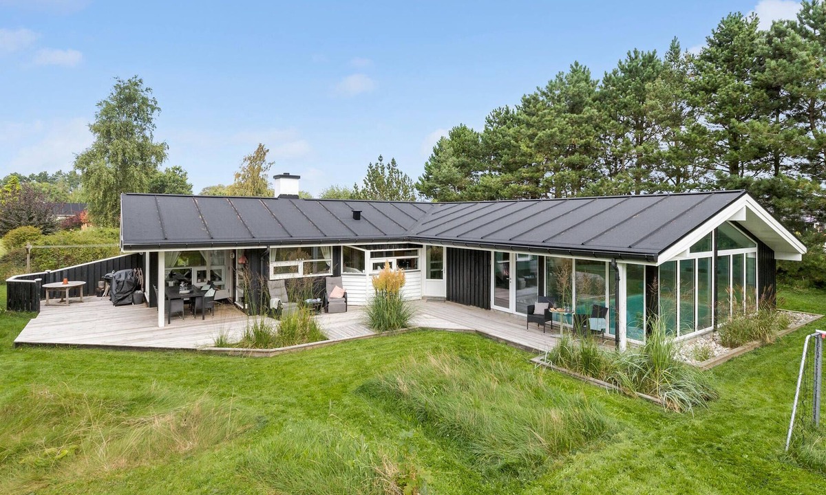 Skødshoved Strand House | Gorgeous home in Knebel with sauna