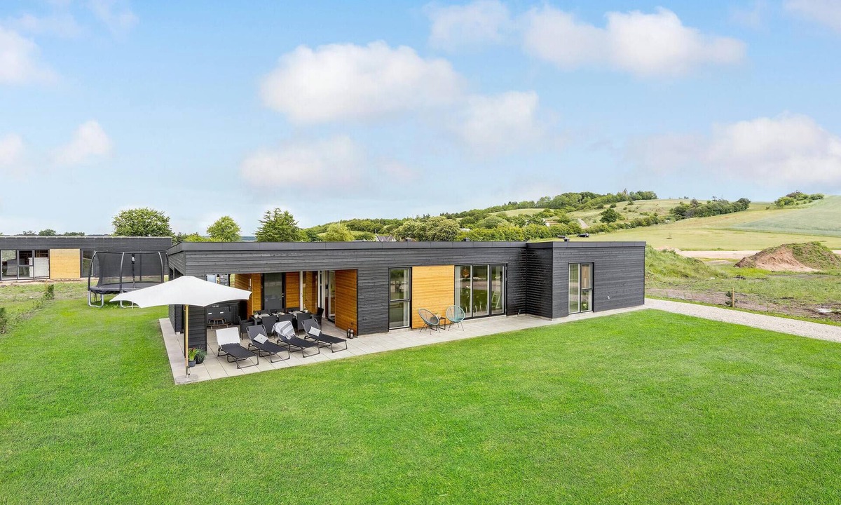 Hjarbæk House | Gorgeous home in Løgstrup with kitchen