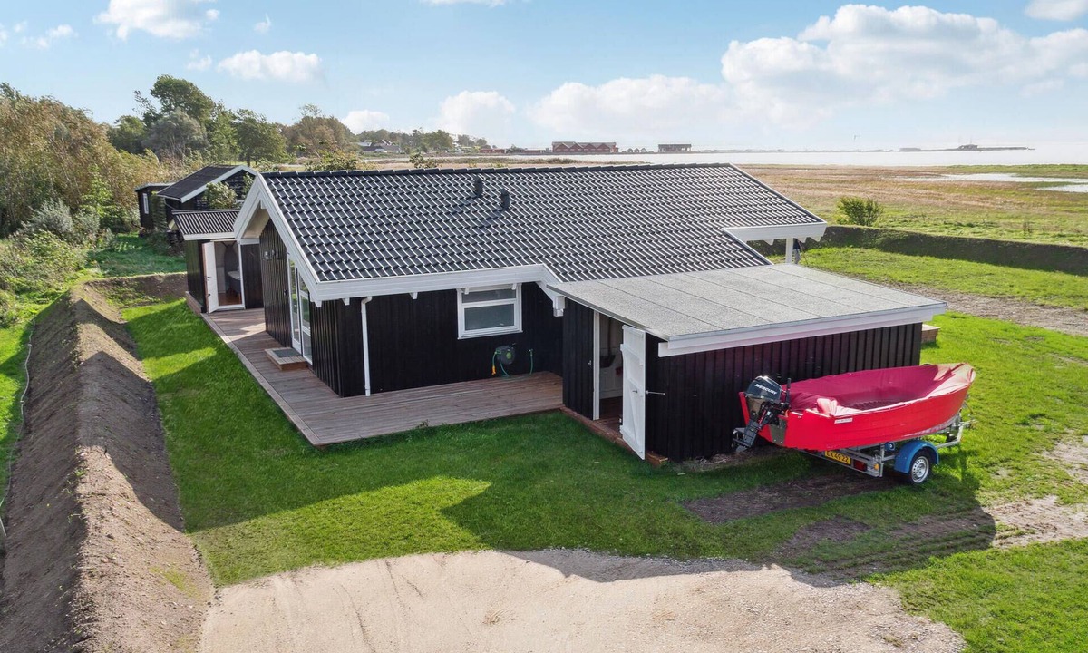 Bronde House | Gorgeous home in Orø with kitchen