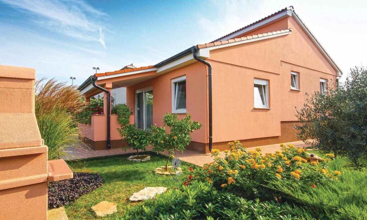 Peroj House | Gorgeous home in Peroj with WiFi