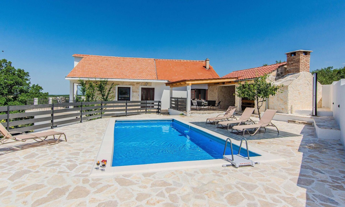 Benkovac House | Gorgeous home in Popovici