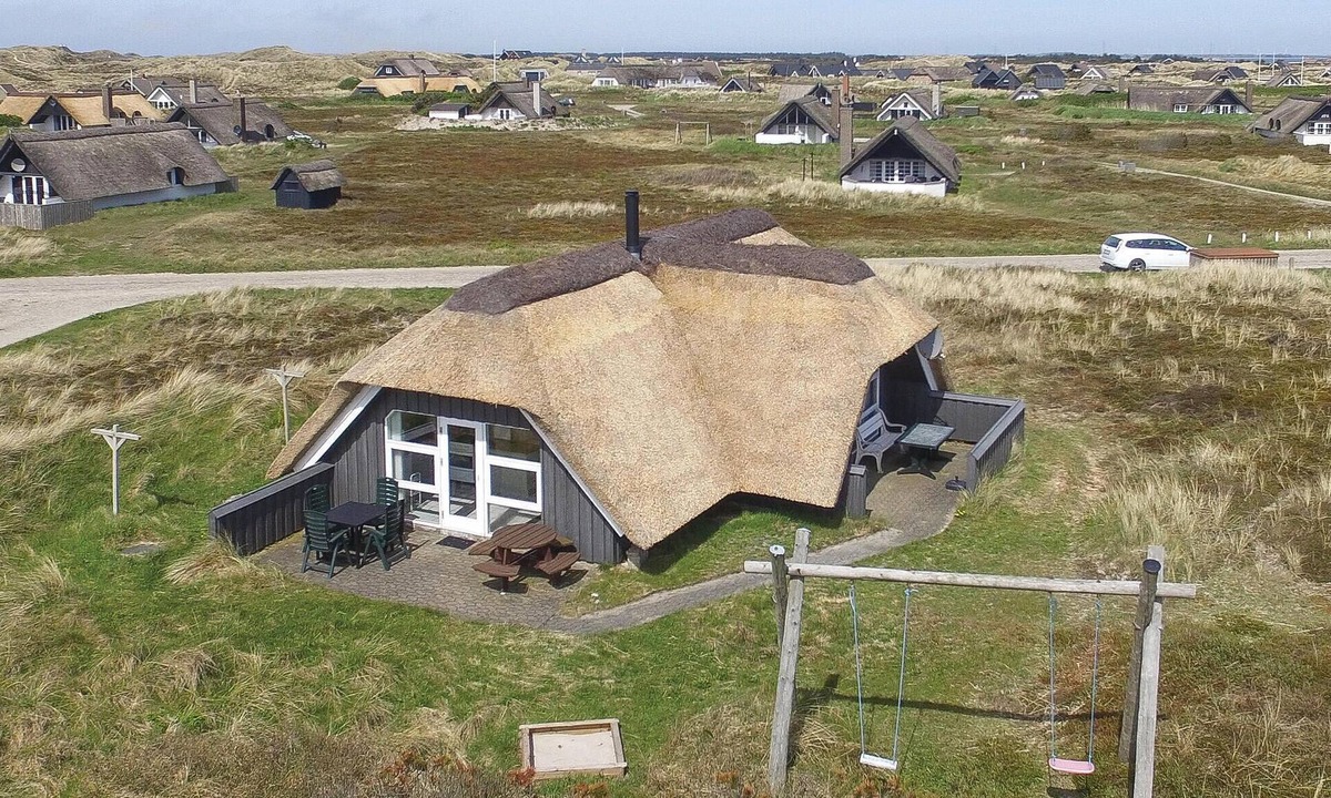 Nørre Lyngvig House | Gorgeous home in Ringkøbing with sauna