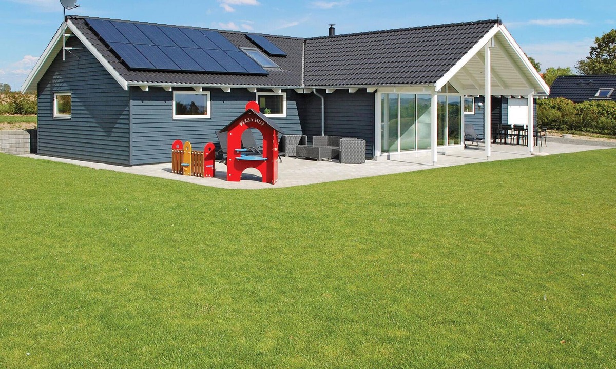 Ronde House | Gorgeous home in Rønde with sauna