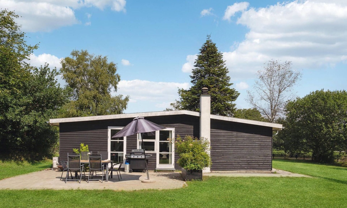 Ronde House | Gorgeous home in Rønde with kitchen