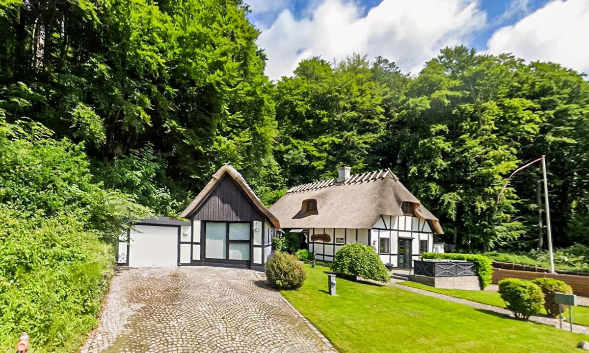 Skarup House | Gorgeous home in Skårup Fyn with house sea view