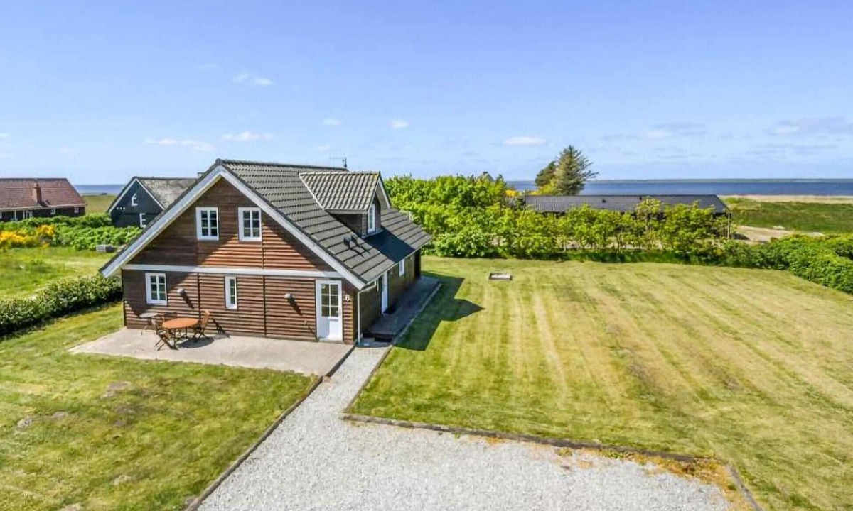 Skjern House | Gorgeous home in Skjern with kitchen