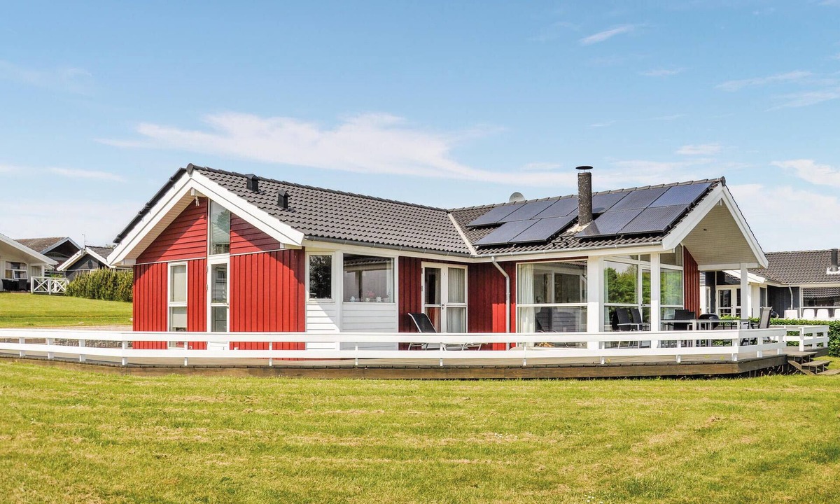 Mommark Strand House | Gorgeous home in Sydals with kitchen