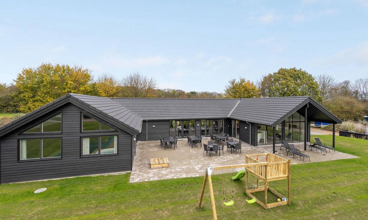 Mommark Strand House | Gorgeous home in Sydals with kitchen