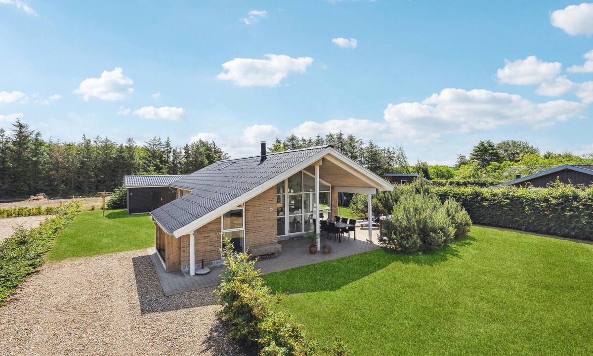 Skaven Strand House | Gorgeous home in Tarm with WiFi
