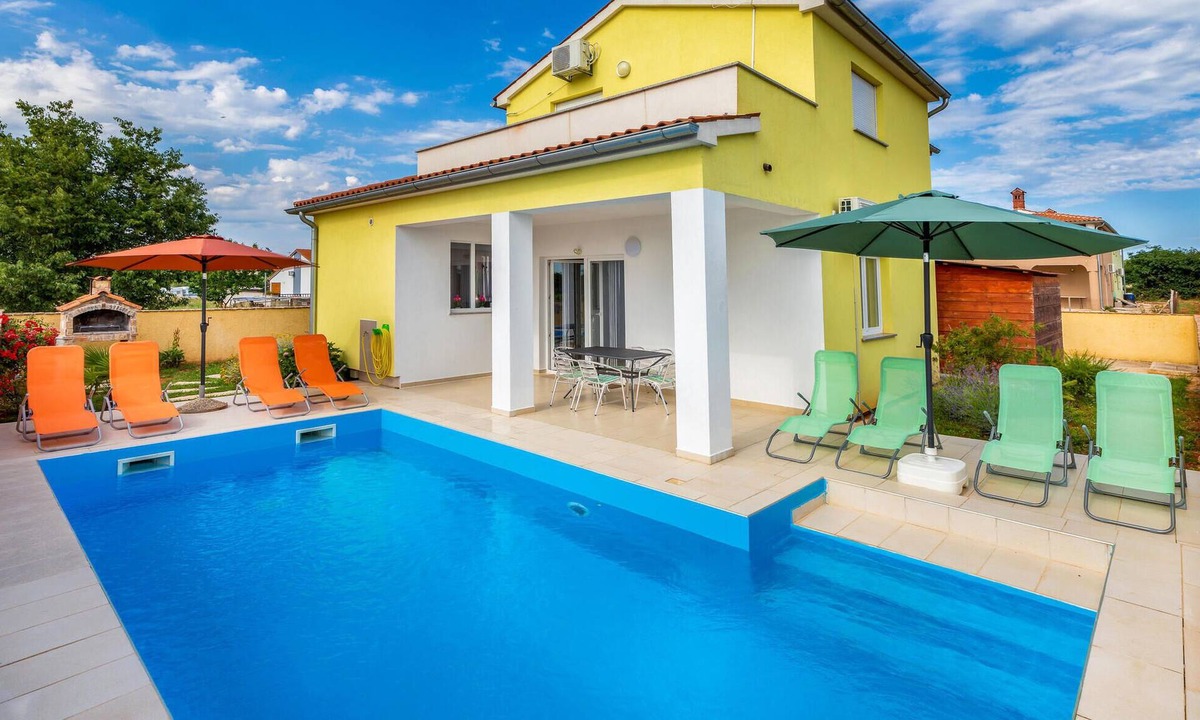 Fazana House | Gorgeous home in Valbandon