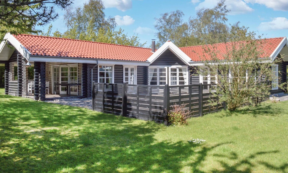 Holloselund House | Gorgeous home in Vejby with kitchen