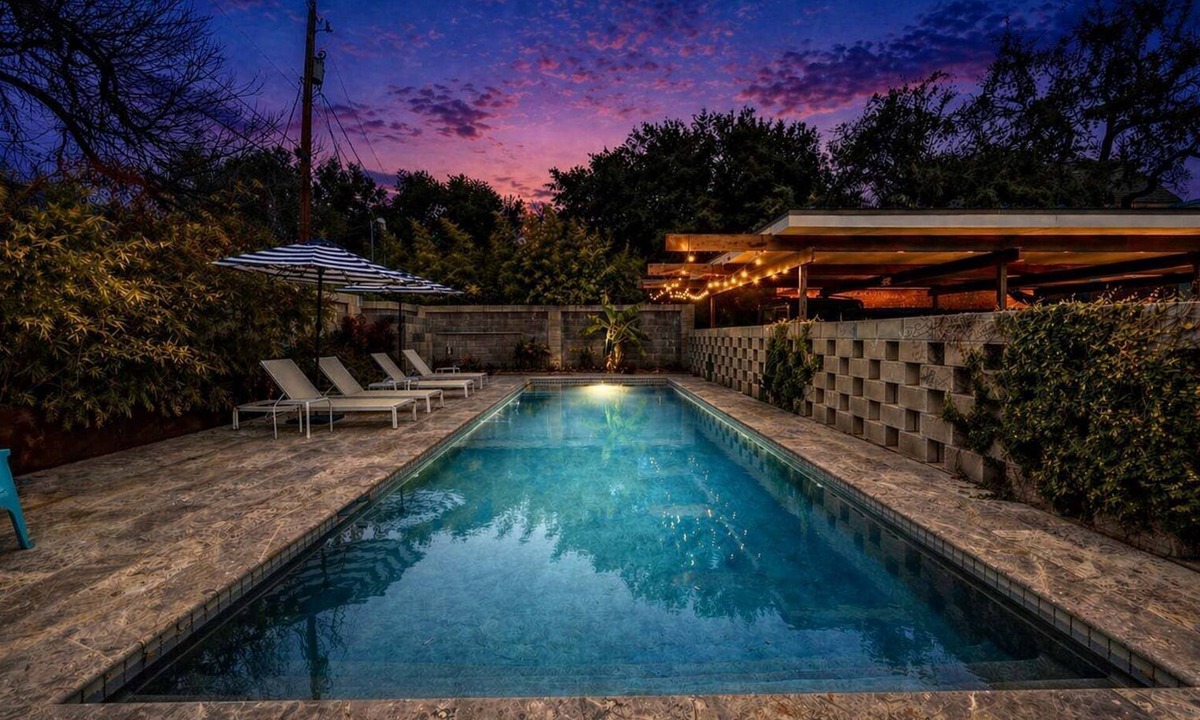 Old Enfield House | Gorgeous Home & Pool + Close to DT - Windsor Place