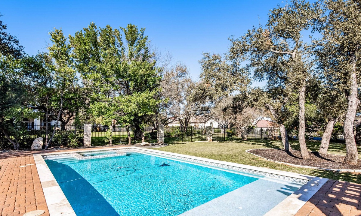 The Hills House | Gorgeous Home - Private Pool & New Kitchen - Free WiFi, Washer/Dryer, Central AC