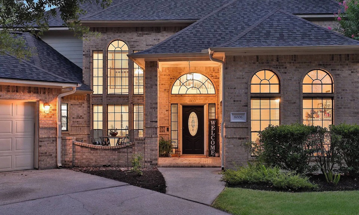 Atascocita House | Gorgeous House on Golf Course with AC, WiFi, High Ceilings, Big Windows