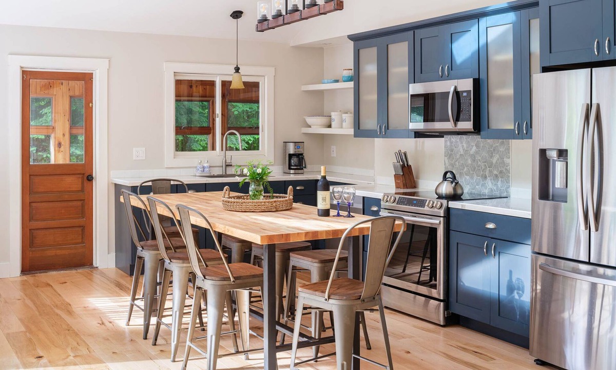 Forest Dale House | Gorgeous Lake & Mountain Chalet