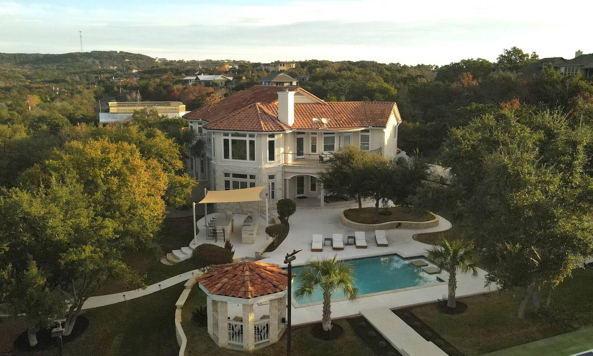 Leander House | GORGEOUS LAKE TRAVIS RETREAT HOME WITH POOL, COURT AND FITNESS ROOM