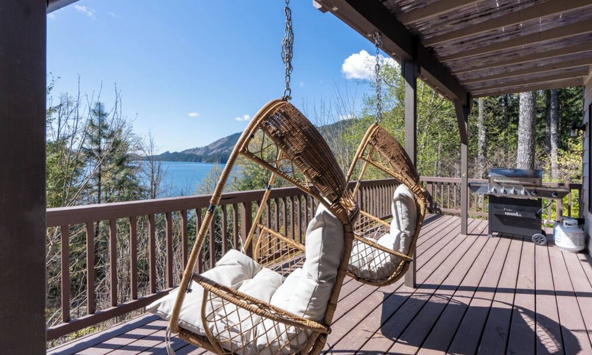 Hoodsport Cottage | Gorgeous Lake View! HotTub & FirePit & Lake access & King beds