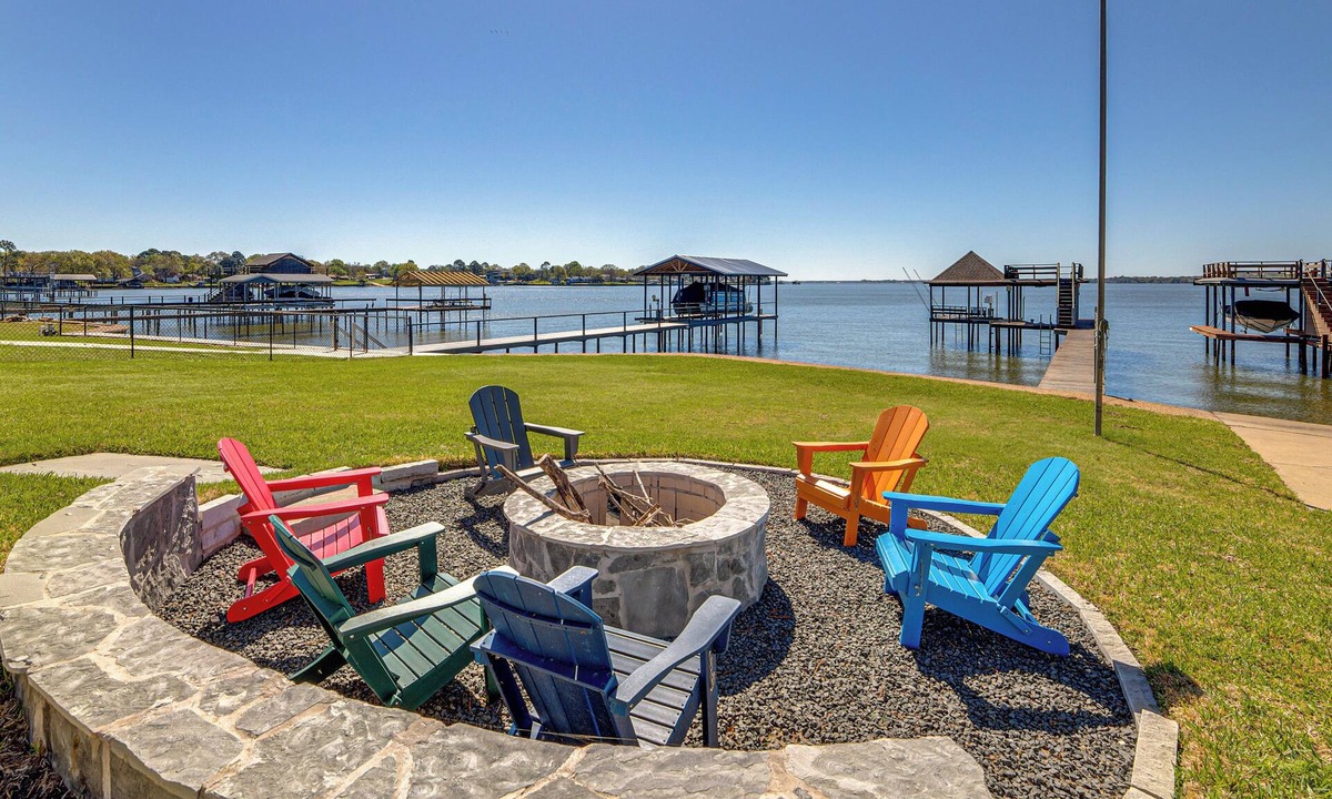 Gun Barrel City House | Gorgeous Lakefront Home w/Private Dock & Deck