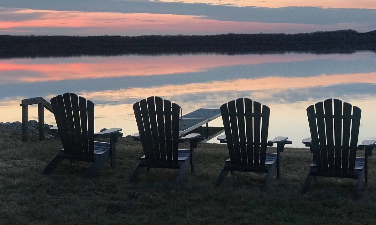 Arcadia Cottage | Gorgeous Lakefront House, AC, Private Dock, Kayaks, Canoe, Paddleboards.