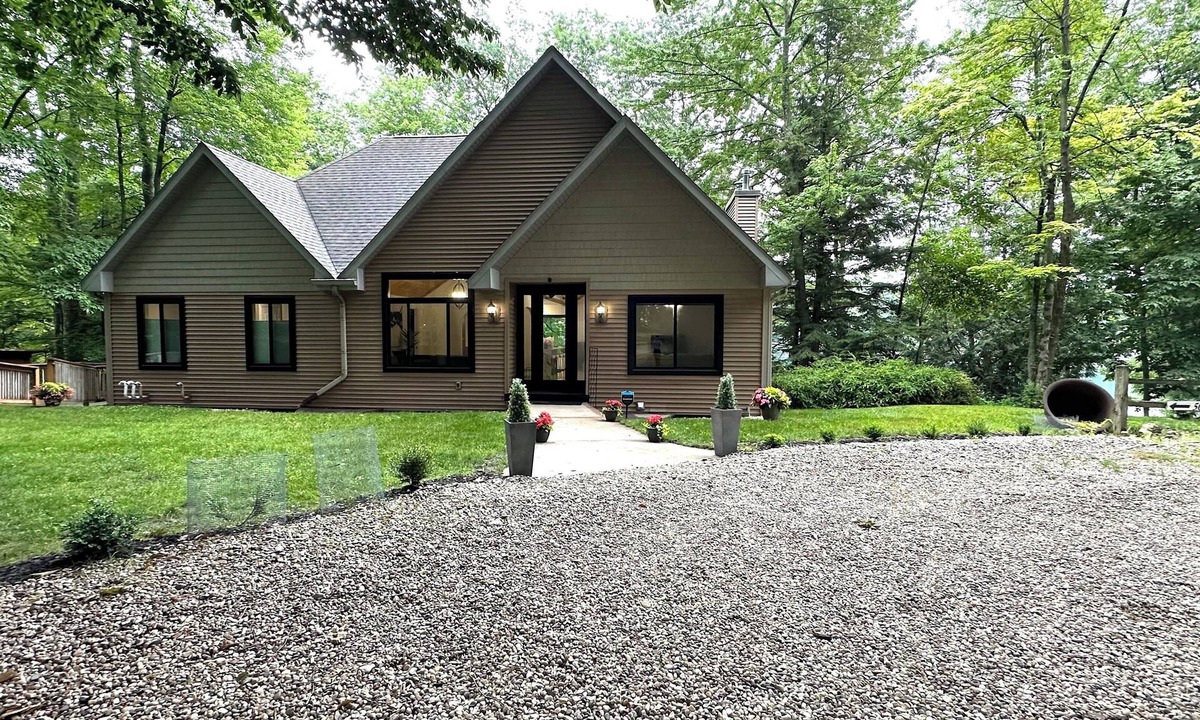 Fountain House | GORGEOUS LAKEFRONT HOME - lots of amenities! 20 min to Lake Michigan!