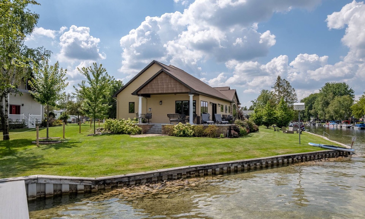 Lake House | Gorgeous lakefront home in Central Michigan