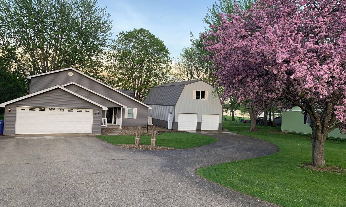 Nashua House | Gorgeous Lakehouse with Finished Barn - Sleeps 20+