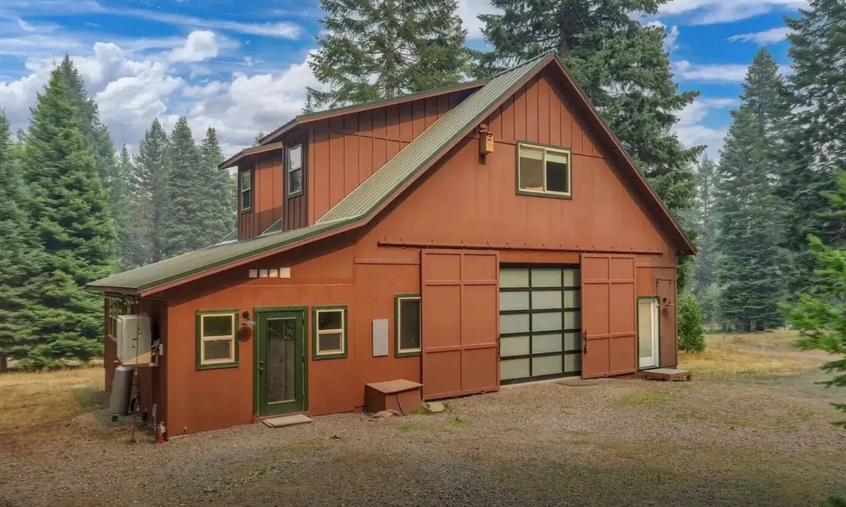 Ashland House | Gorgeous Lakeside BarnHOUSE + SAUNA!