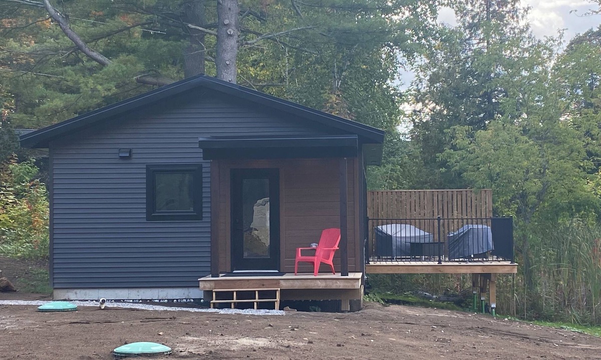 Seeleys Bay Cottage | Gorgeous lakeside 2-bedroom cottage in Seeley's Bay perfect for relaxing getaway