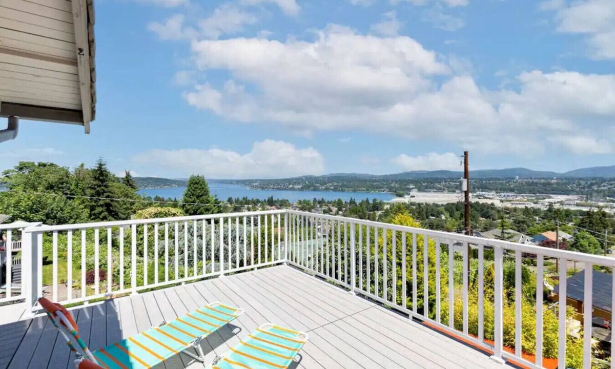 Bryn Mawr-Skyway House | Gorgeous Lakeview 3b2b Upper Unit w/AC