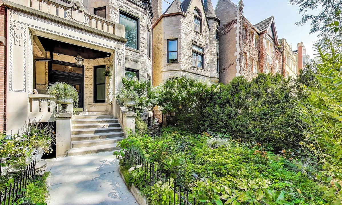 Lincoln Park Condo | Gorgeous Lincoln Park apartment with 4 bed, 2.5 b, luxurious gourmet kitchen.