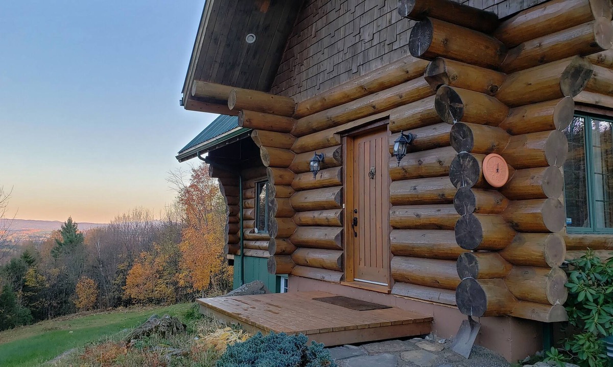 Georgeville Ski Chalet | Gorgeous Log Home Available for Monthly Rental