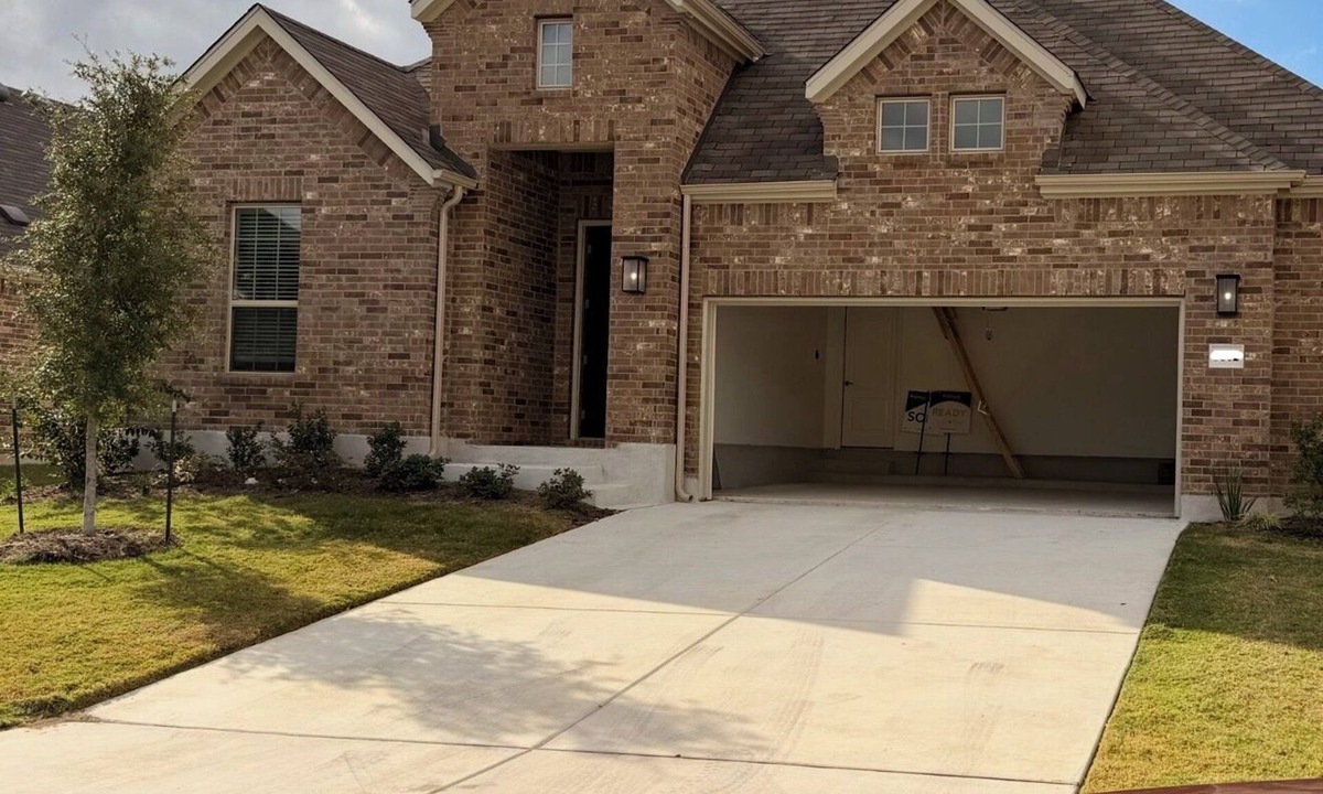 Hutto House | Gorgeous Luxury 3-bedroom house with Game-room & Covered Patio in Hutto