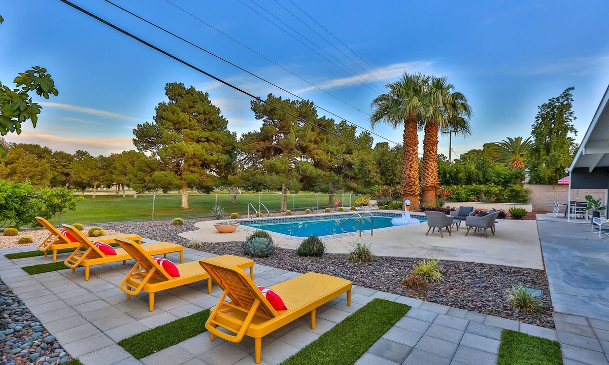 Winchester House | GORGEOUS Mid Century - Close to Strip - Golf - Views - Superhost Status - WOW