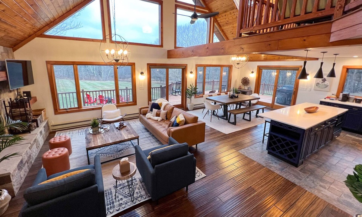 Windham Ski Chalet | Gorgeous Modern Lodge - Mt View, Hot Tub, Firepit, Game Rm - 5 Min to Skiing