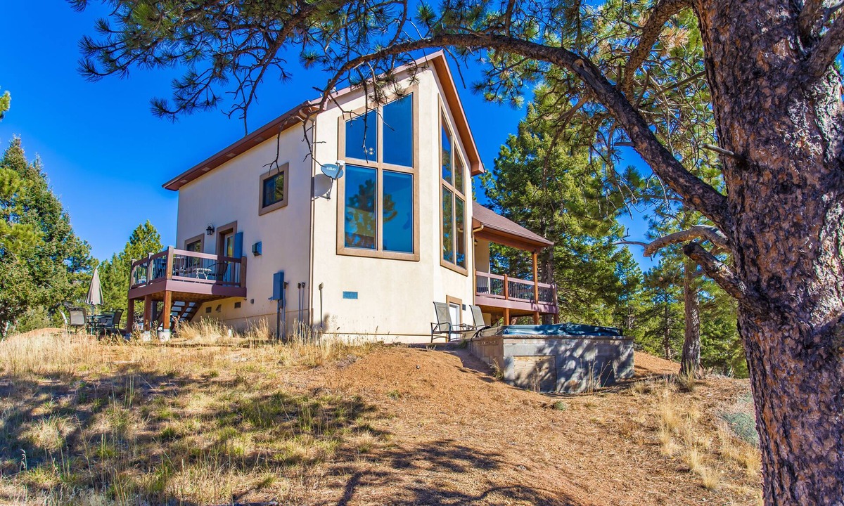 Woodland Park House | Gorgeous Mountain Cabin on 35 acres! Hot-tub & Spectacular views of Pikes Peak!