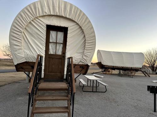 South Oklahoma City House | Gorgeous Nature Getaways in this Wonderful Covered Wagon Rental for 4 in Moore, Oklahoma