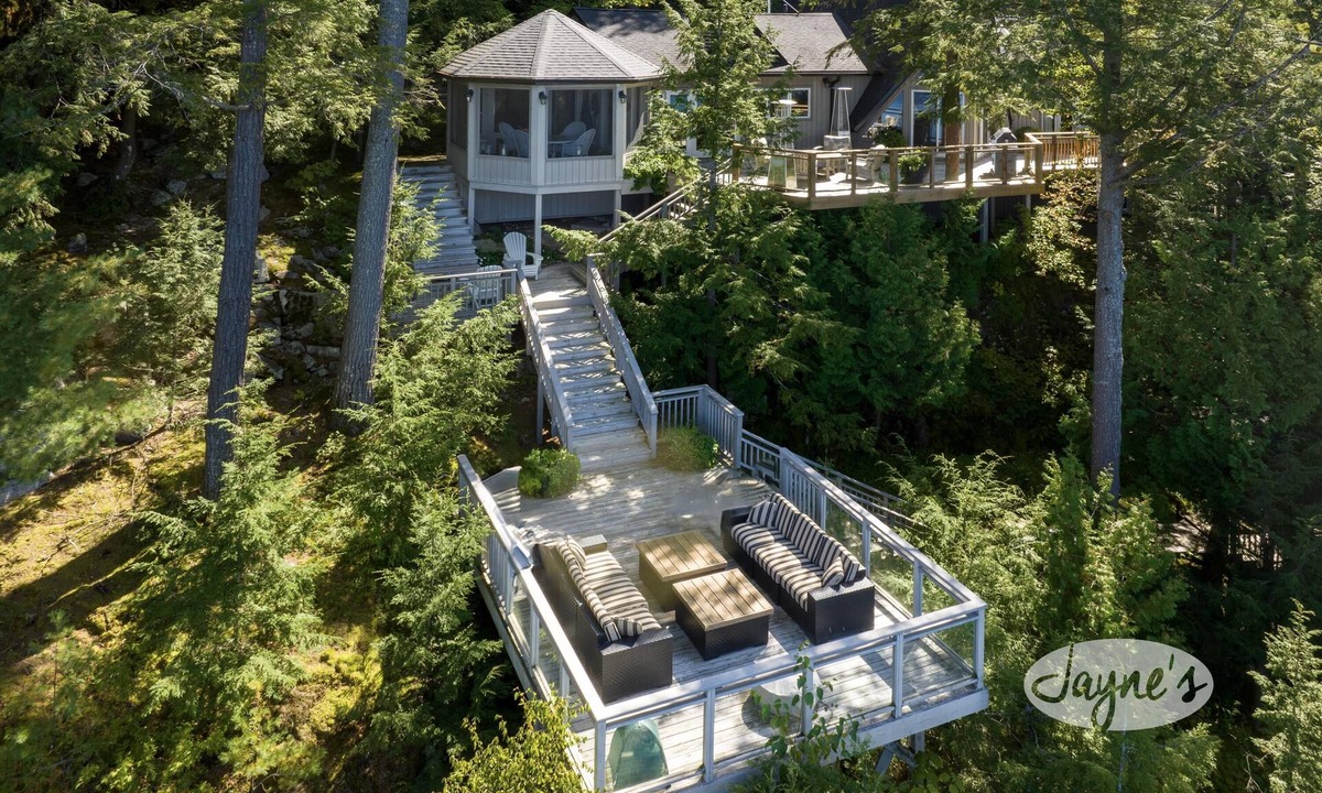 Seguin Cottage | Gorgeous New Build on Rosseau with Pictuesque Views! Sunset Deck! Sleeps 12!