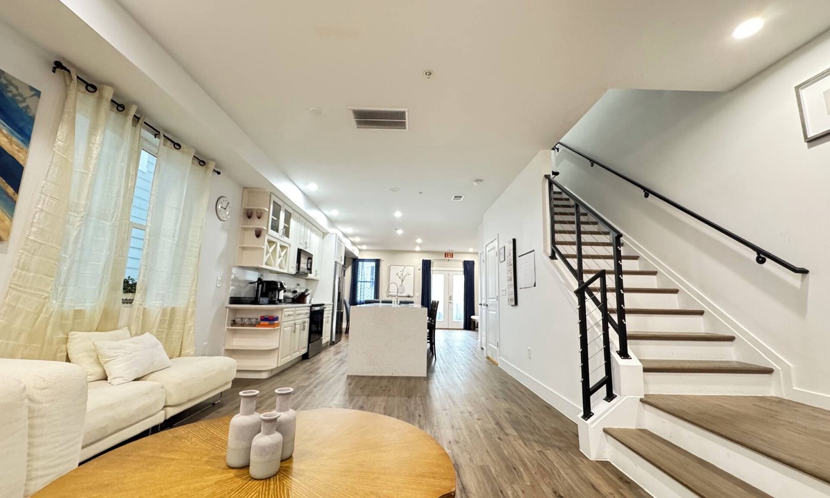 Washington House | Gorgeous NEW Entire House 4-Bedrooms with Parking