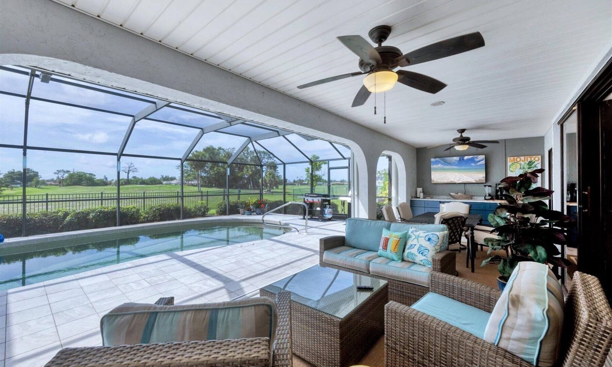 Pebble Beach House | Gorgeous Newly Remodeled 3bd/2ba Golf Course, Heated Pool, Gulf Beaches, Pets Ok