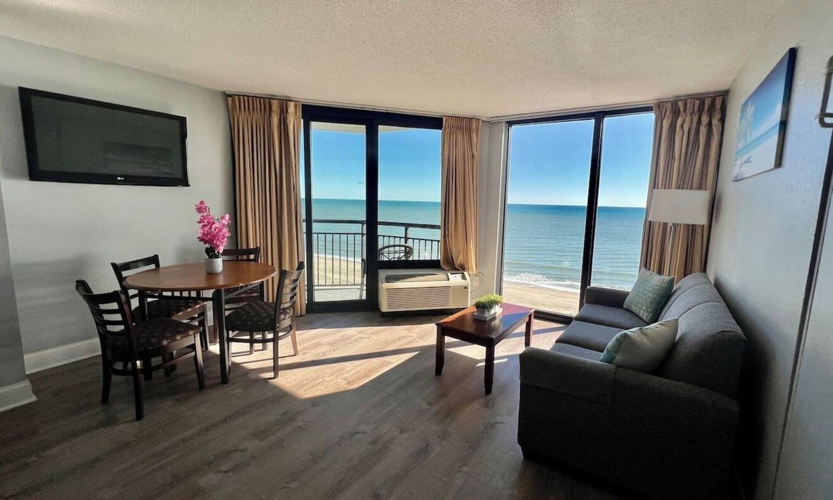 Golden Mile Condo | Gorgeous Oceanfront Suite! 1Br Condo/Dog friendly