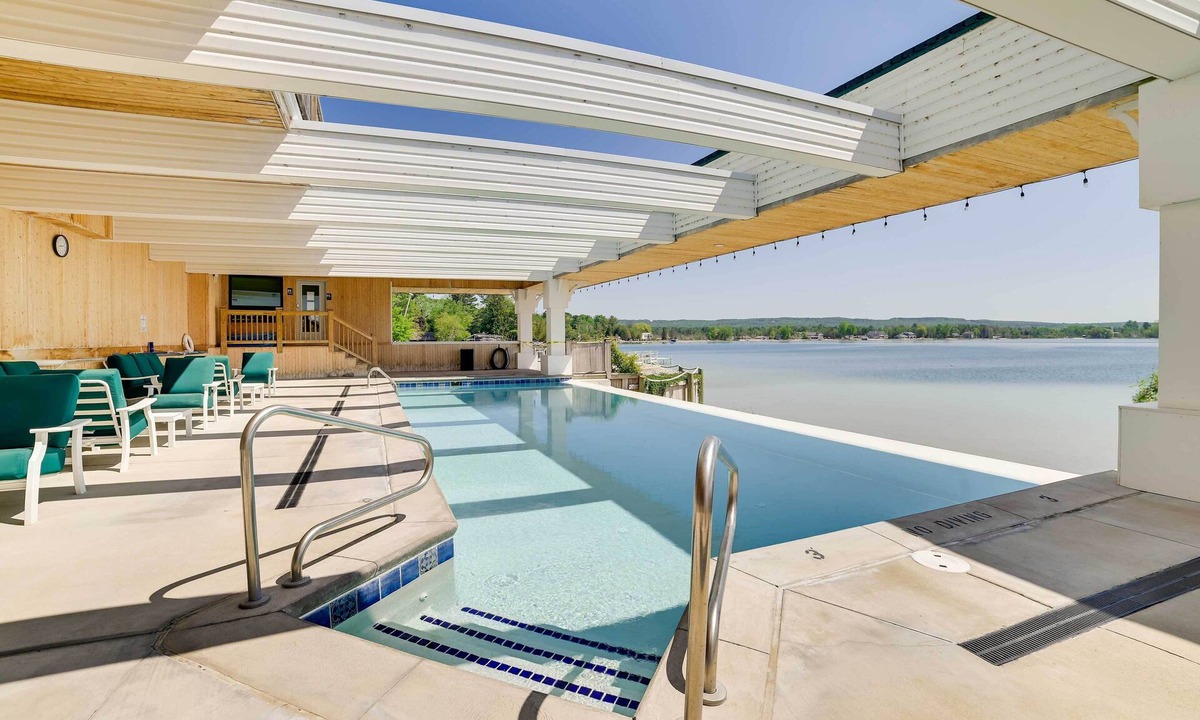 Onekama Condo | Gorgeous Onekama Condo w/Pool & Lake Access!