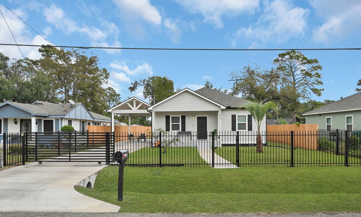 Northside House | Gorgeous Pet friendly Gated Home