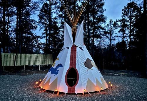 Hochatown House | Gorgeous Pet Friendly Log Cabin with a Tipi and Pond, Perfect for a Weekend Getaway, Minutes from Hochatown