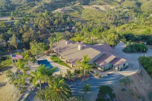 Lakeside House | Gorgeous Private Estate with Pool & Pickleball Court