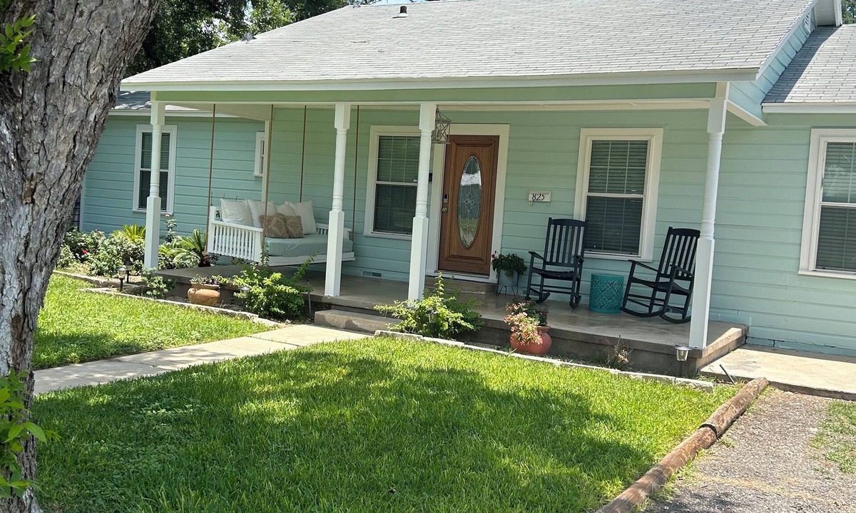 Uvalde House | Gorgeous quiet and cozy 3 bedroom/2 bathroom home awaits you!