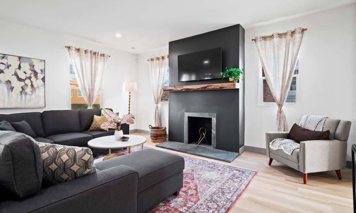 Firestone Park House | Gorgeous Remodel|Game Room|Sleeps 8