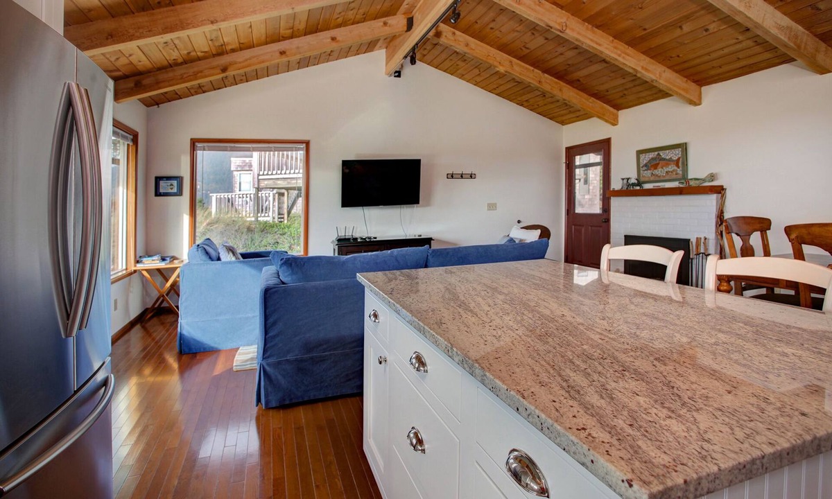 Manzanita House | Gorgeous Remodeled Home, Steps From The Beach