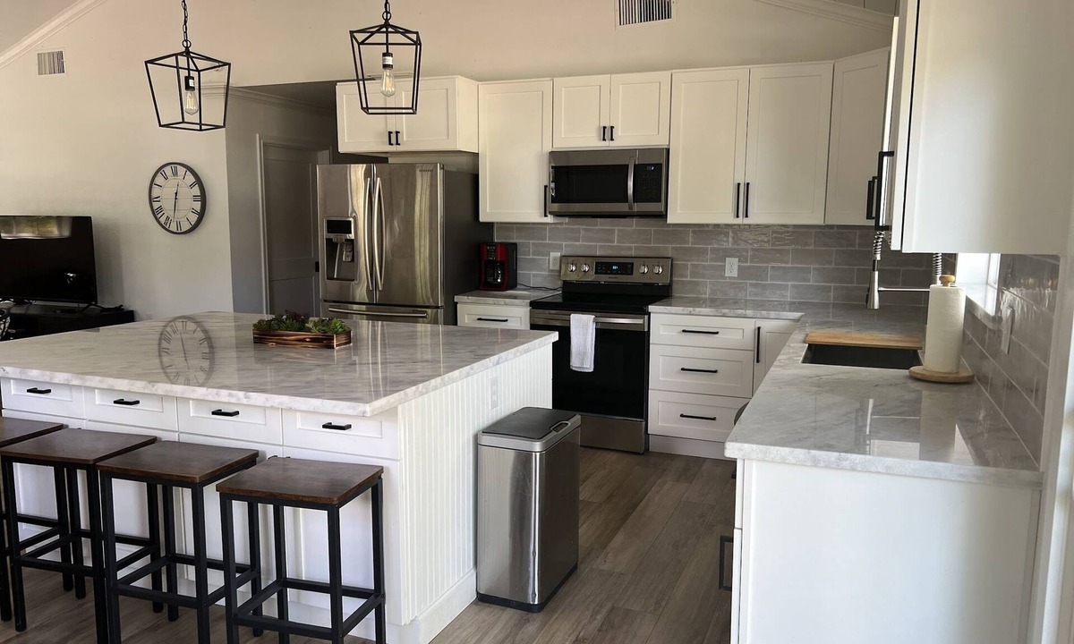 Broaddus House | Gorgeous remodeled Lakehouse - walk across street to lake!