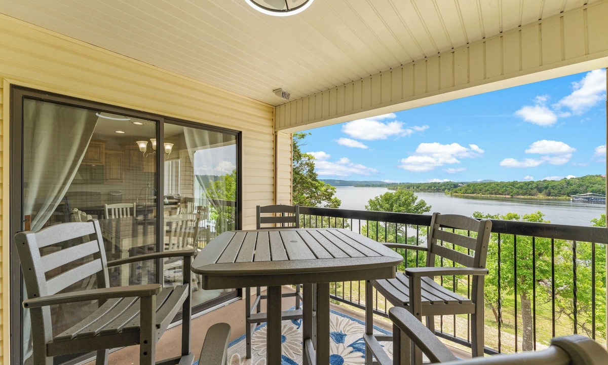 Kimberling City Condo | Gorgeous Renovated Table Rock Lakefront Retreat