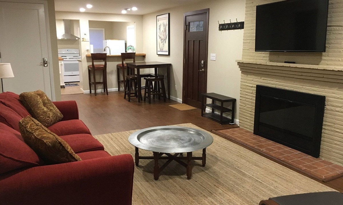 Victory Heights Apartment | Gorgeous Retreat eco-friendly NE Seattle!